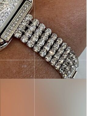 Diamond-Style Silver Crystal Apple Watch Case and Bracelet 
I watch not included
